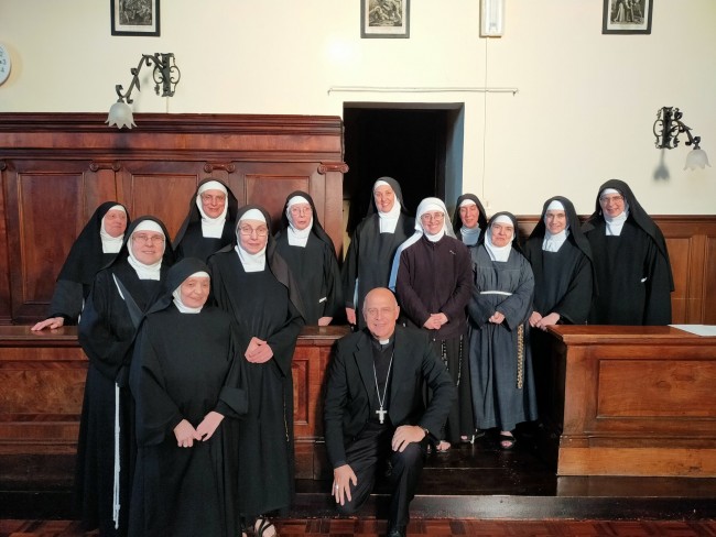 La Comunità delle Clarisse di Osimo con il Vescovo Mons. A. Spina